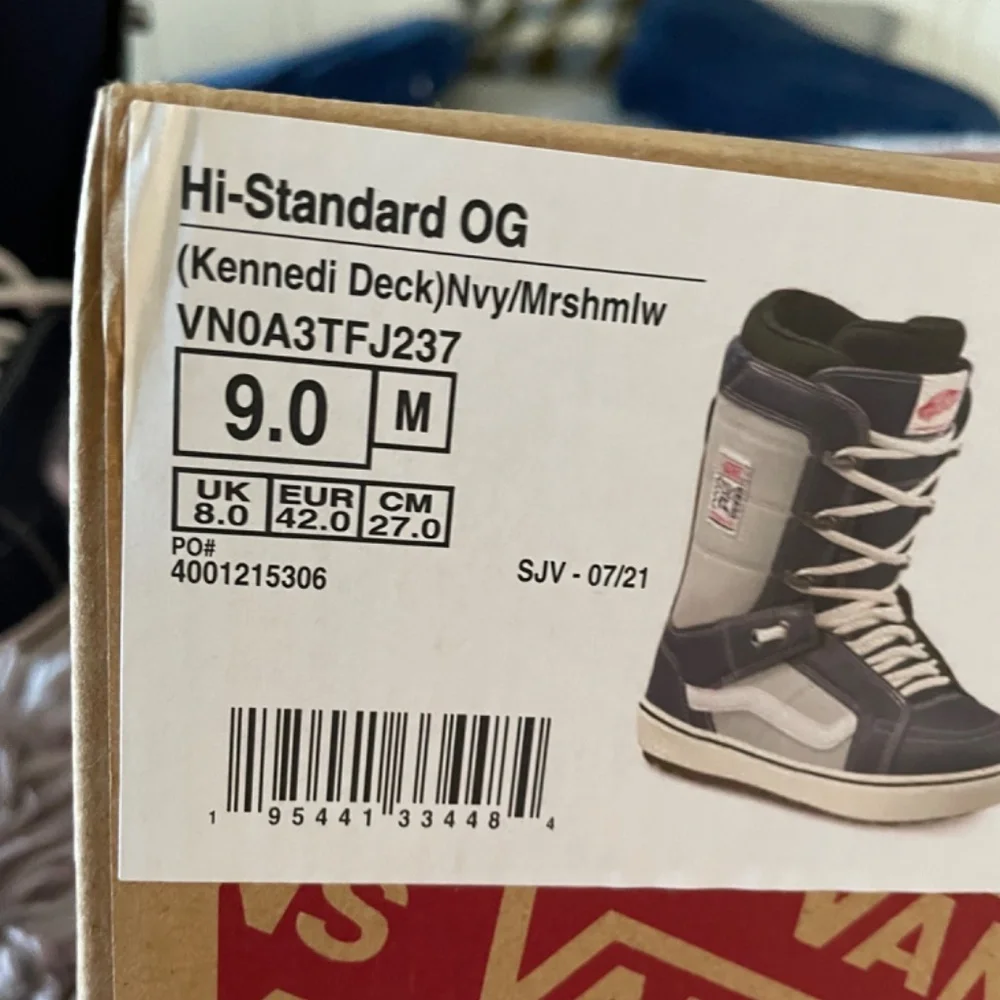 And snowboard bots size9 new - Picture 3 of 3